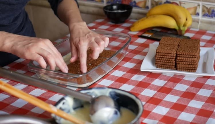 Ponemos una capa de galletas en la crema.