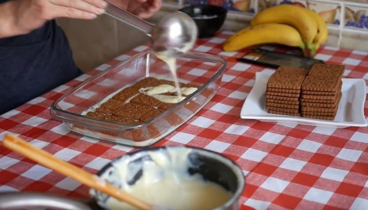 Cubra las galletas con crema.