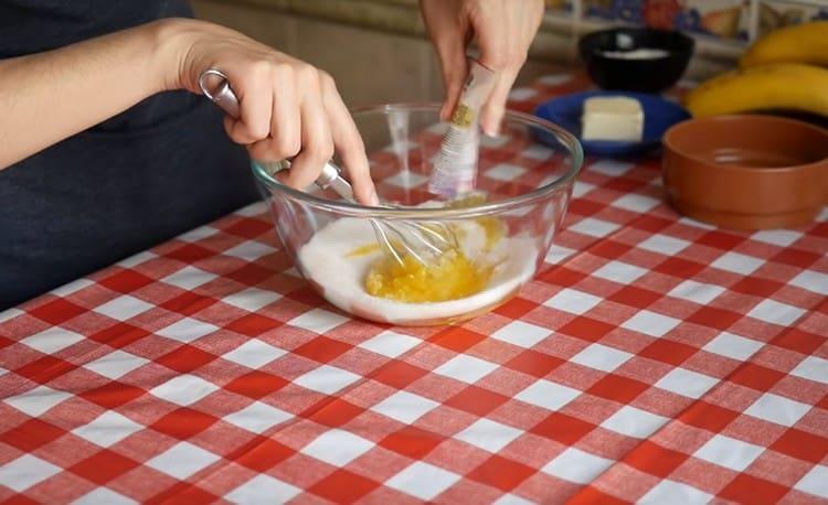 Dans un bol, mélanger les œufs avec le sucre et le sucre vanillé.