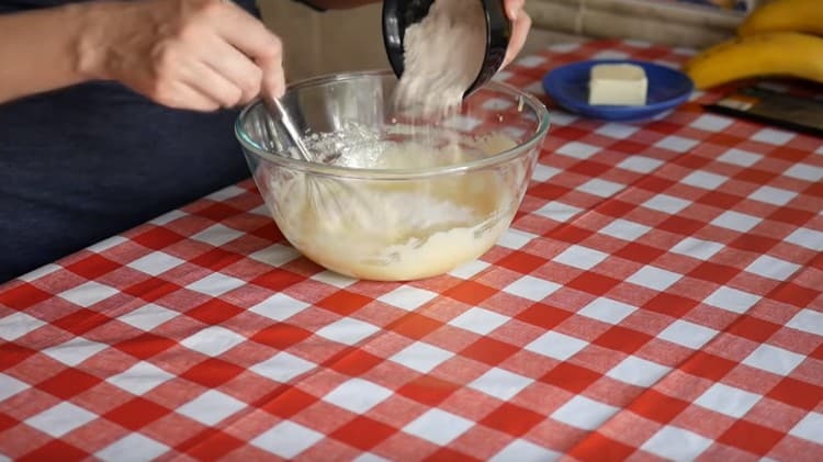 Pouring flour into the egg mass, mix it thoroughly.