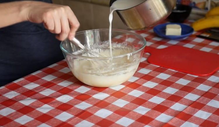 Nous versons progressivement du lait dans la masse d’oeufs pour atteindre son homogénéité.