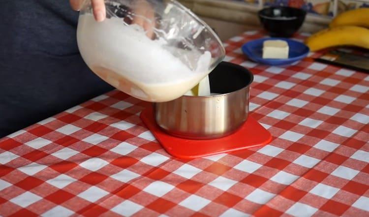 Verser la crème obtenue dans la casserole.