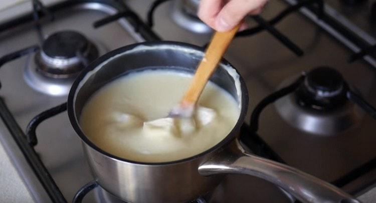 Dans la crème épaissie ajouter le beurre et mélanger.