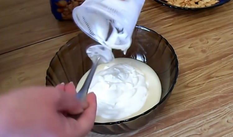 Napravite kremu od kiselog vrhnja i kondenziranog mlijeka, miješajući ih.