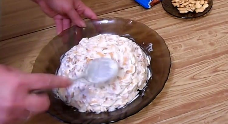 Cuando las galletas se hinchen, ponga esta masa en un plato y forme un pastel con ellas.