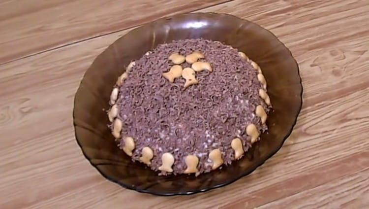 Garnir un gâteau avec des biscuits Le poisson sans cuisson peut être du chocolat râpé.