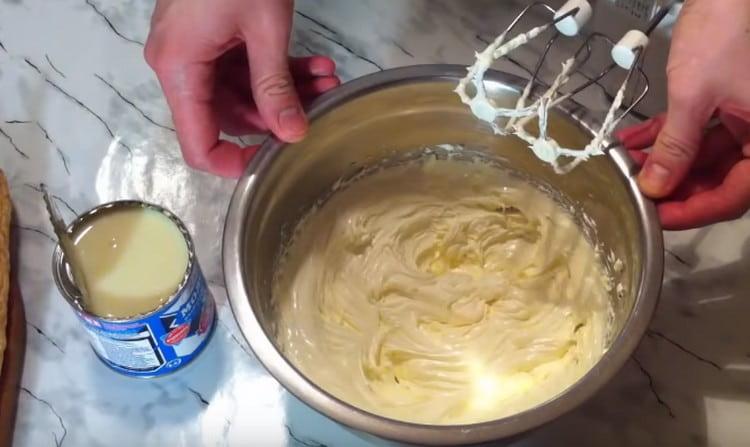 Para preparar la crema, primero bata la mantequilla ablandada con una batidora.