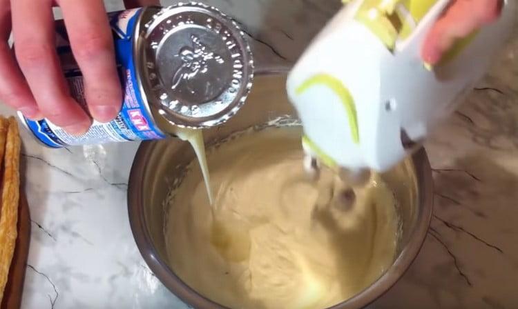 we introduce condensed milk into the oil mass and mix.