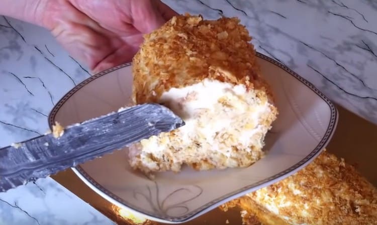 Un tel gâteau à base de pâte feuilletée au lait concentré est facile à préparer, mais bon au goût.