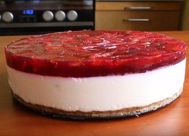 Delicado pastel de cuajada no horneado con gelatina y fresas