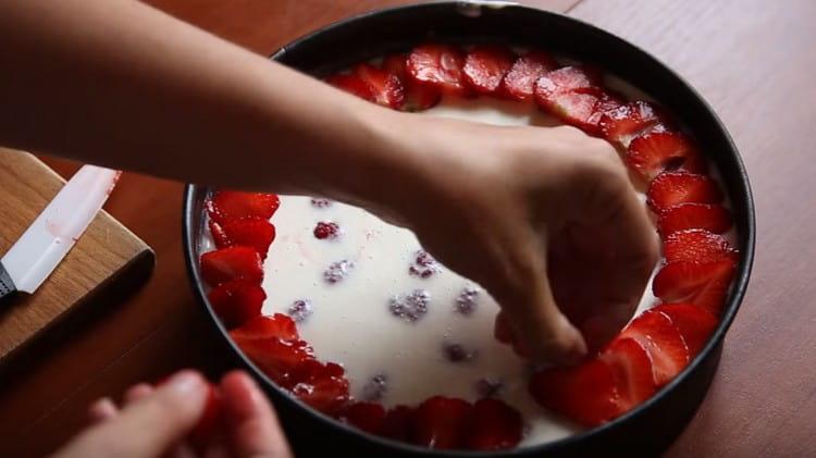 Beautifully spread the strawberry plates on top of the frozen curd.