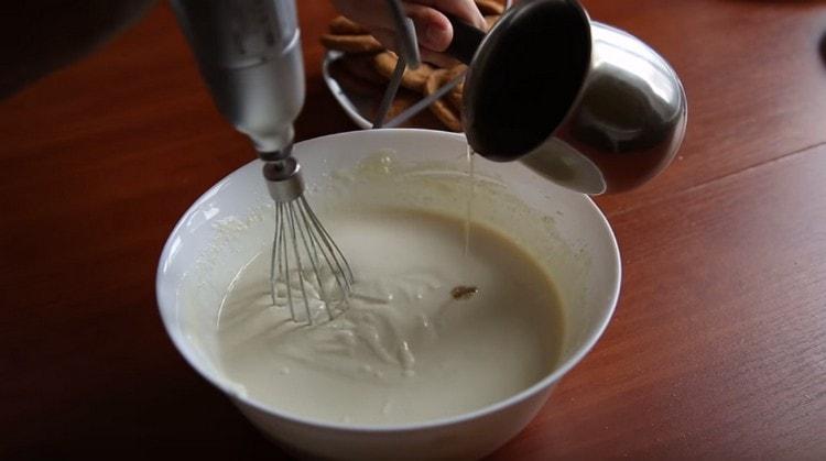 Enter the gelatin in a thin stream into the curd mass.