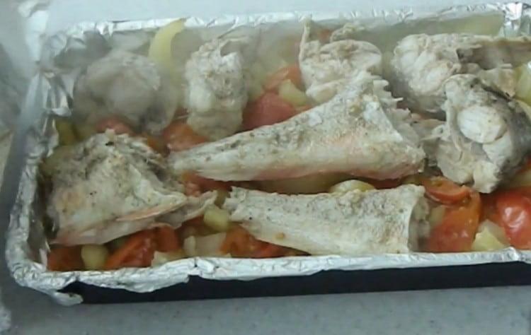 5 minutes before readiness, remove the foil so that the fish is browned.