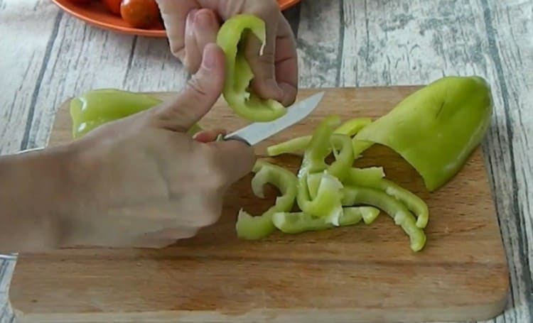 Straw chop the peppers peeled from seeds.