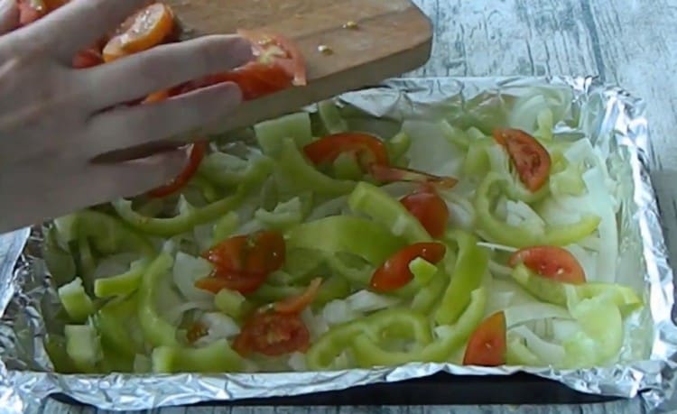 Encima de la cebolla, extiende primero el pimiento y luego los tomates.