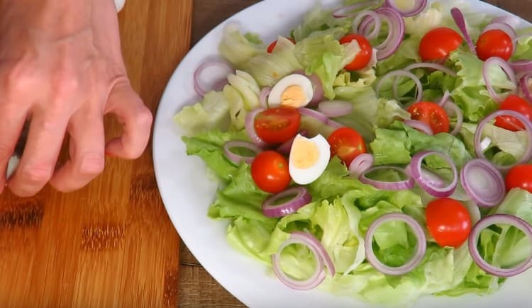 Add to the salad hard-boiled and quail eggs, cut in half.