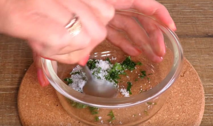 Broyez la menthe broyée avec du sel.