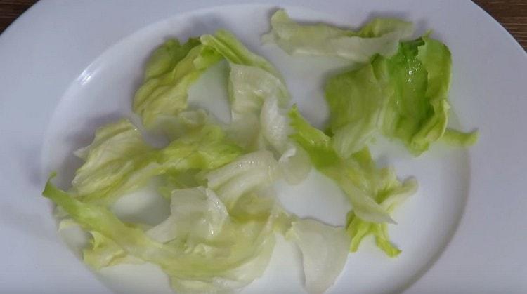 Placez la salade d'iceberg sur un grand plat de service.