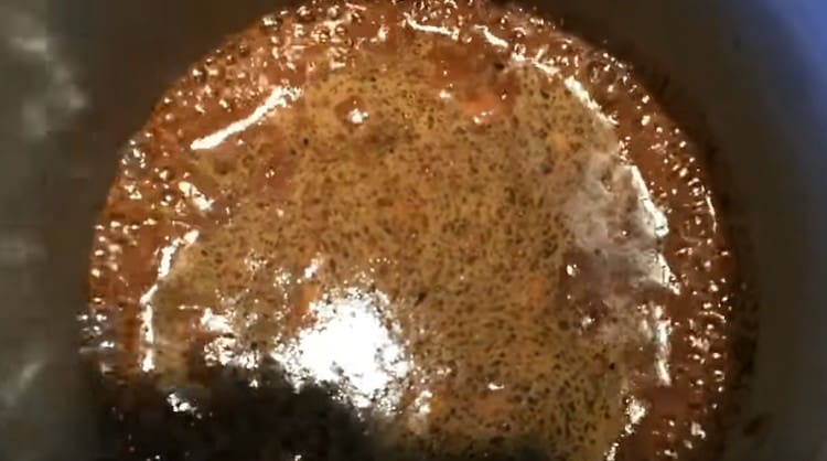 À partir du reste de la marinade, vous pouvez préparer une sauce et la servir avec un plat préparé.