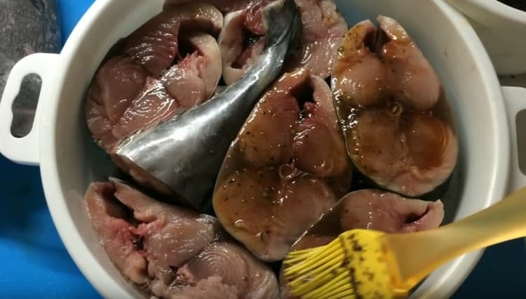 Nous mettons en forme des morceaux de poisson et les versons abondamment avec la marinade.