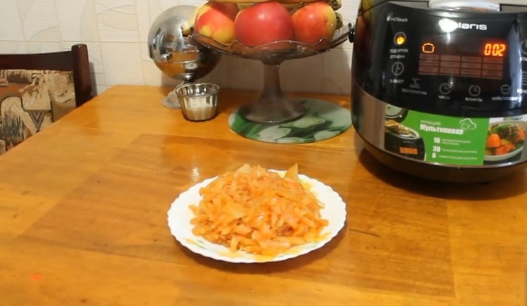 El repollo estofado cocinado en una olla de cocción lenta es tierno y suave.