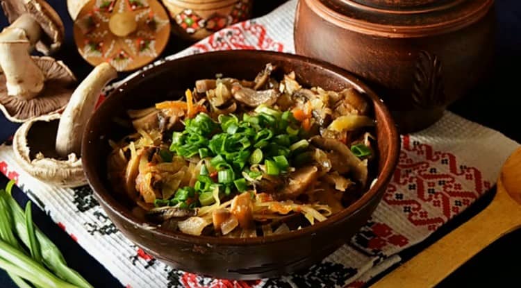 Braised cabbage with mushrooms is advantageous in that it is cooked not only quickly, but also simply.