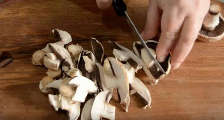 Couper les champignons en assiettes.