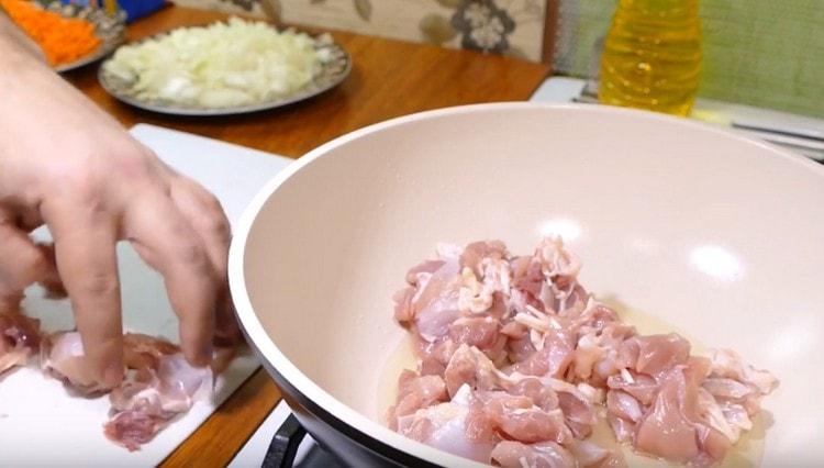 Étendre le poulet dans la poêle.