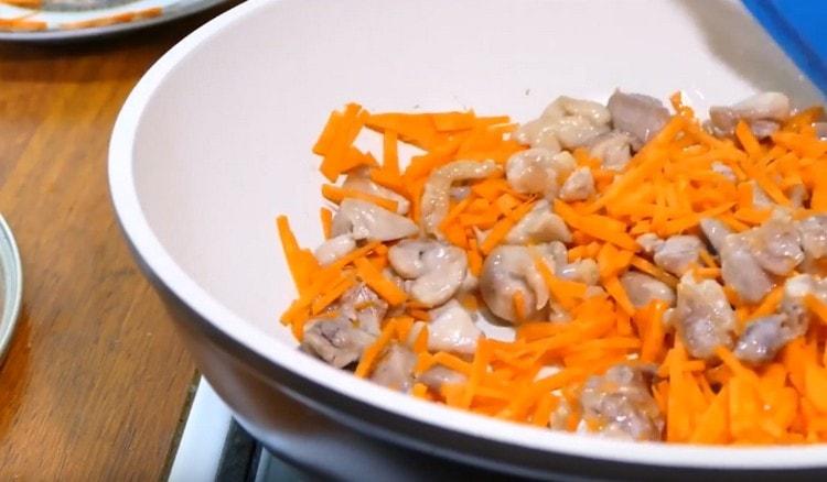 Ajoutez les carottes à la poêle,