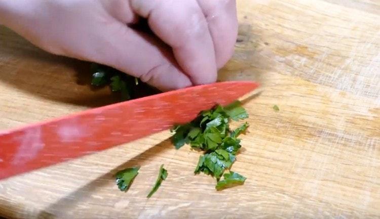 Pica finamente las verduras frescas.