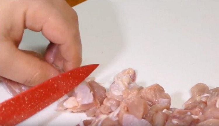 Couper la viande en petits morceaux.