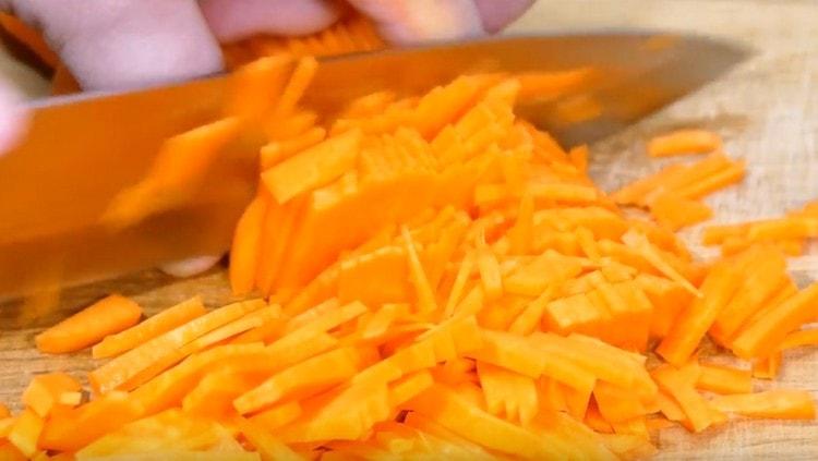 Cut the carrots into thin strips.