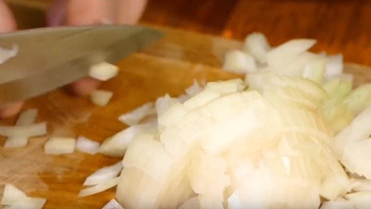 Chop the onion finely.