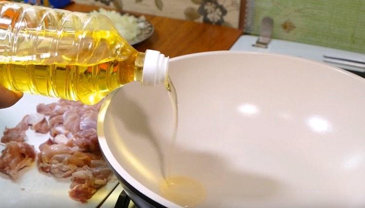 We heat the pan, pour the vegetable oil.