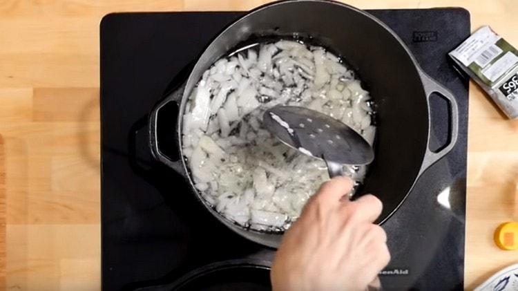 Mettez l'oignon dans un chaudron et faites frire pendant quelques minutes.