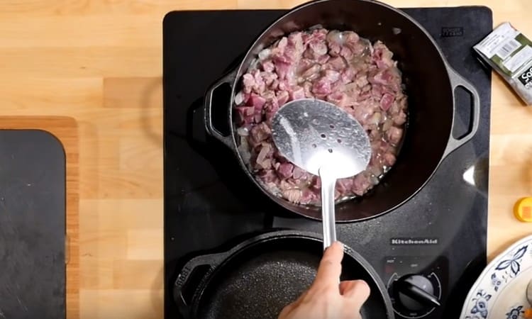 Guisar la carne durante 10 minutos, revolviendo ocasionalmente.