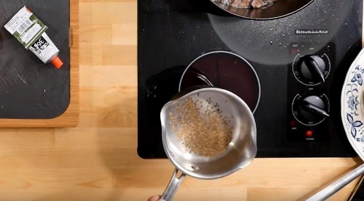 Pour révéler l'arôme de zira, séchez-le légèrement dans une casserole.