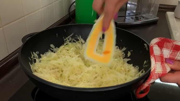 To cook the stewed cabbage with minced meat, fry the ingredients