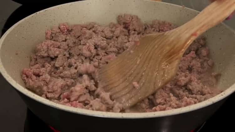 Pour faire cuire le chou cuit avec de la viande hachée, préparez la viande hachée