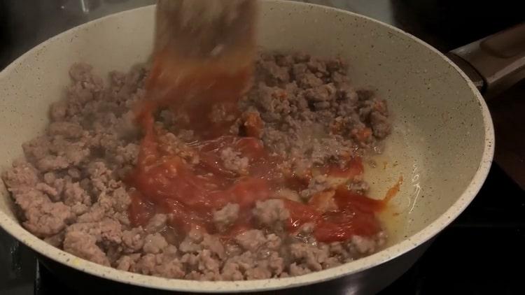 Pour cuire le chou cuit avec de la viande hachée, faites frire tous les ingrédients