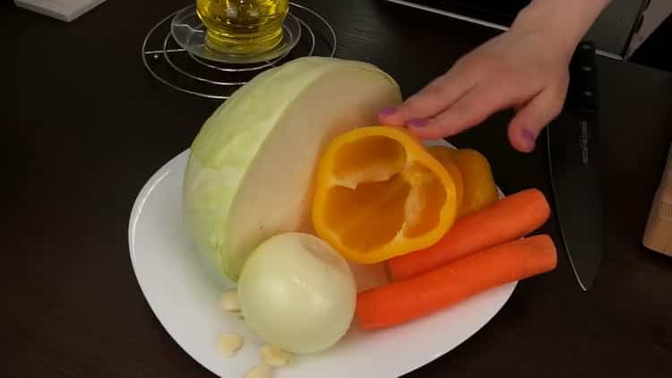 Para cocinar repollo guisado con carne picada, pele las verduras