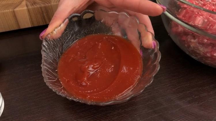 Para preparar repollo guisado con carne picada, prepare la salsa