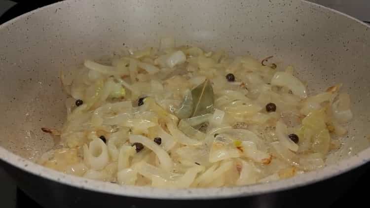 Para cocinar el repollo guisado con carne picada, fría las cebollas.