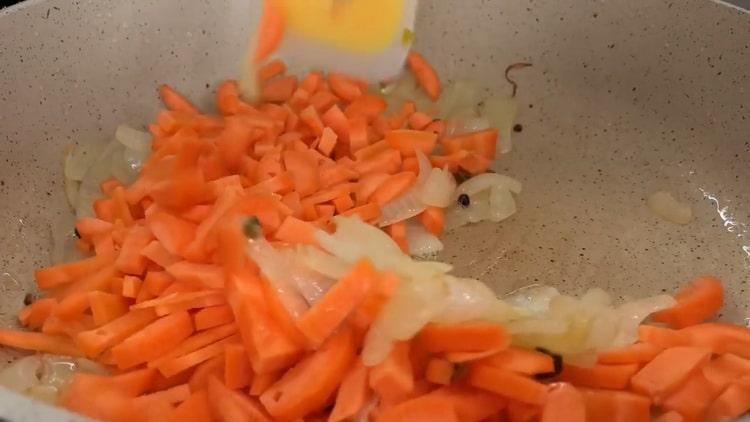 Da biste kuhali pirjani kupus s mljevenim mesom, pržite mrkvu