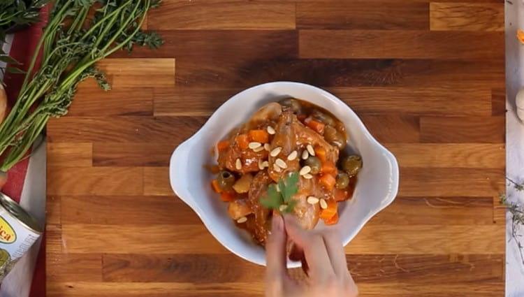 Tal conejo guisado con cebollas y zanahorias se puede servir con piñones.