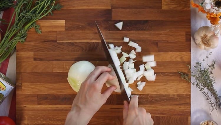 Cortar en dados las zanahorias y las cebollas.