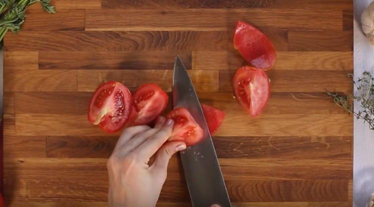 From the tomato we take only the pulp and cut it into a cube.