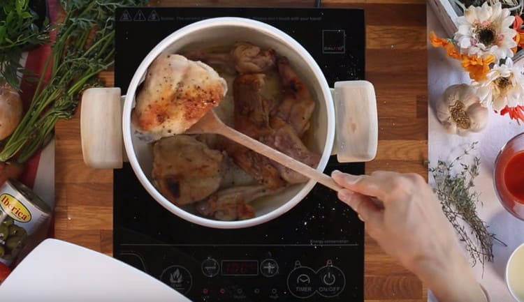 Fry the meat until golden brown and remove from the pan.