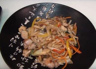 Nous cuisinons des nouilles Udon avec du poulet et des légumes selon une recette pas à pas avec photo.