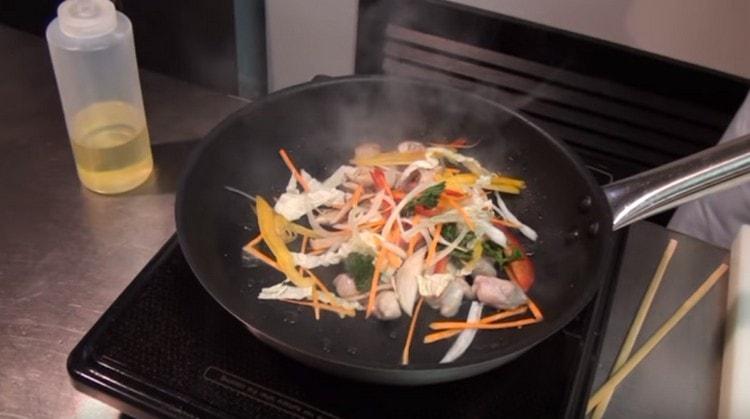 Agregue todas las verduras a la vez, cocine todo a fuego lento.